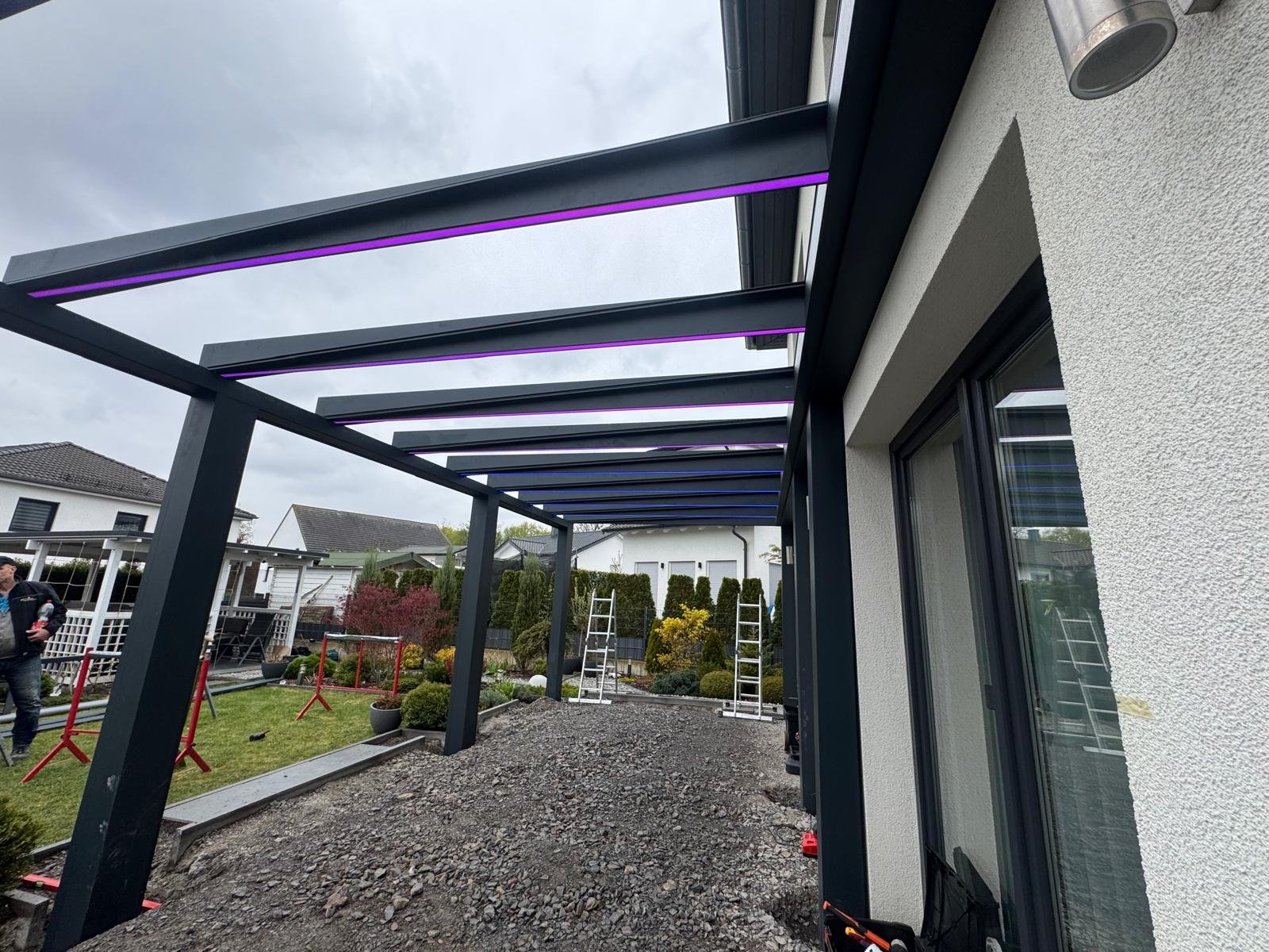 Moderne pergola op maat in de tuin